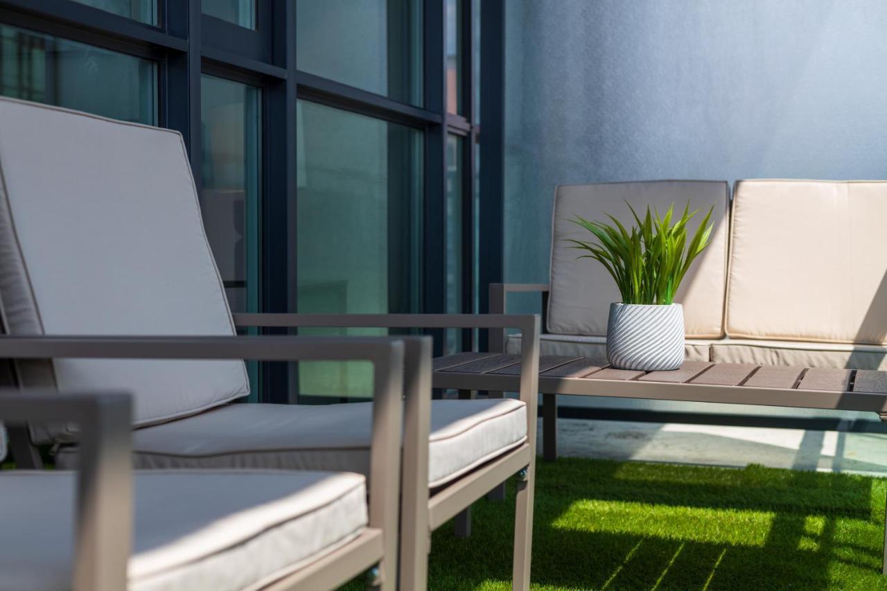 Ultra Luxurious 2.5 Bedroom 2 Full Bathroom 1 Parking Condo Near Sq1 Striking Views ميسيسوجا المظهر الخارجي الصورة