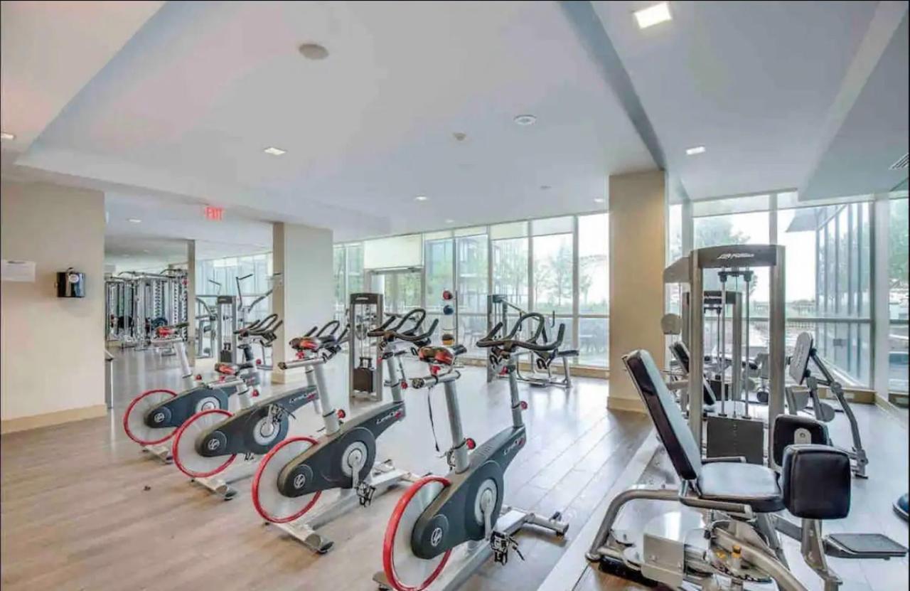 Ultra Luxurious 2.5 Bedroom 2 Full Bathroom 1 Parking Condo Near Sq1 Striking Views ميسيسوجا المظهر الخارجي الصورة